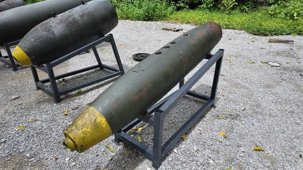 Vỏ bom Mk-82 tại Hang Chỉ Huy (từ phải sang thứ nhất)