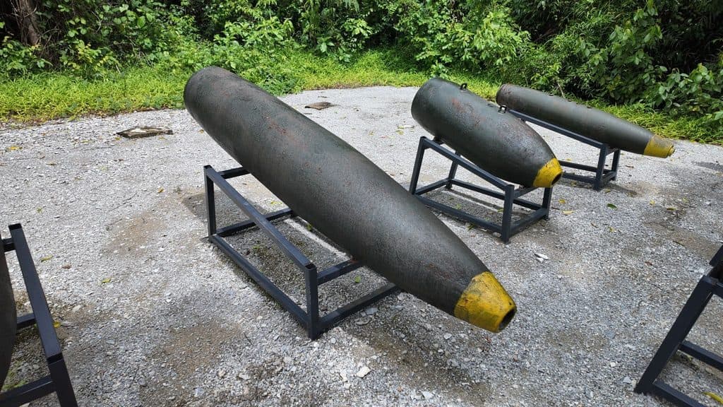 Vỏ bom MK-84 tại HCH (thứ nhất từ trái sang)