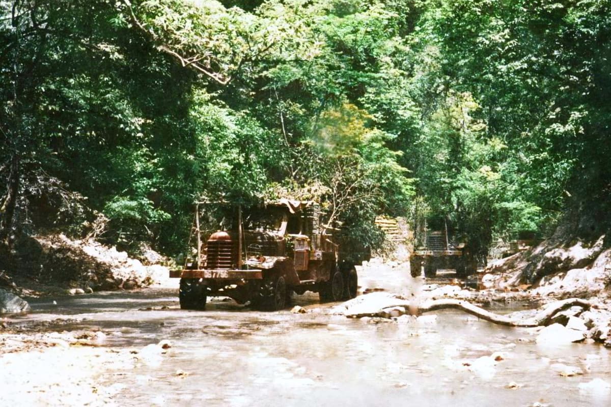 Bộ đội Trường Sơn nguỵ trang cho xe vận tải