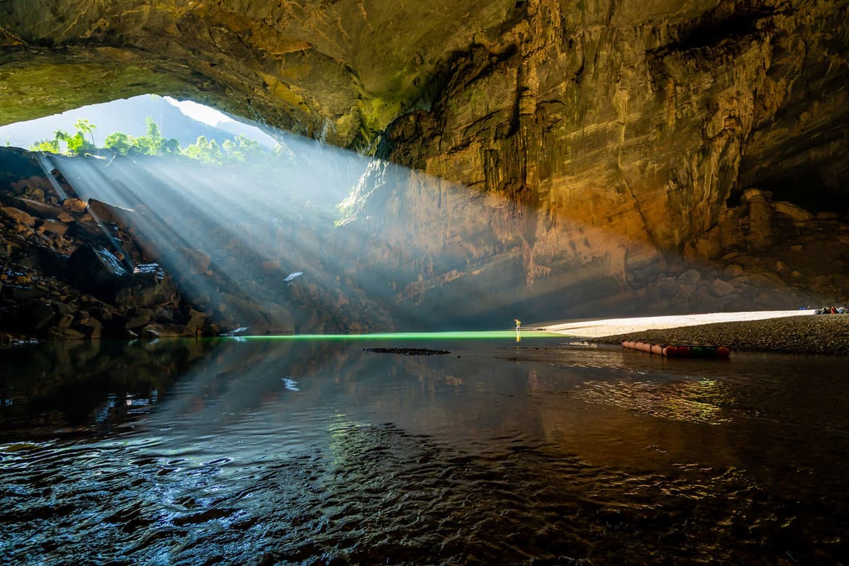 Hang Én là cửa ngõ dẫn đến Hang Sơn Đoòng, nơi du khách có thể ngắm sunbeam chiếu rọi xuống hồ bơi ngầm