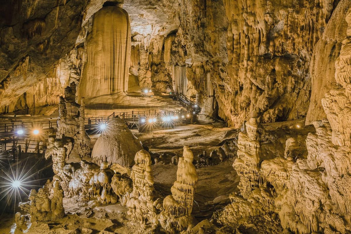 Động Thiên Đường nổi tiếng với hệ thống thạch nhũ tráng lệ và hùng vĩ