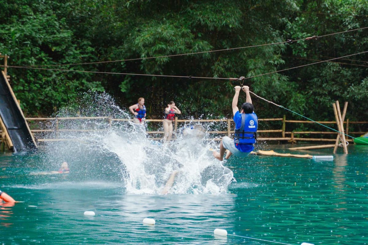 Du khách đu zipline tắm sông và vui chơi ở Sông Chày Hang Tối