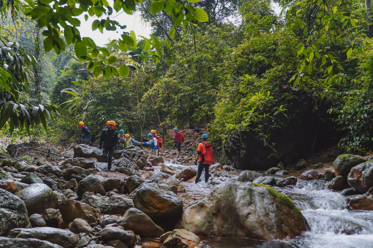 Du khách trekking khám phá Hang Nước Nứt