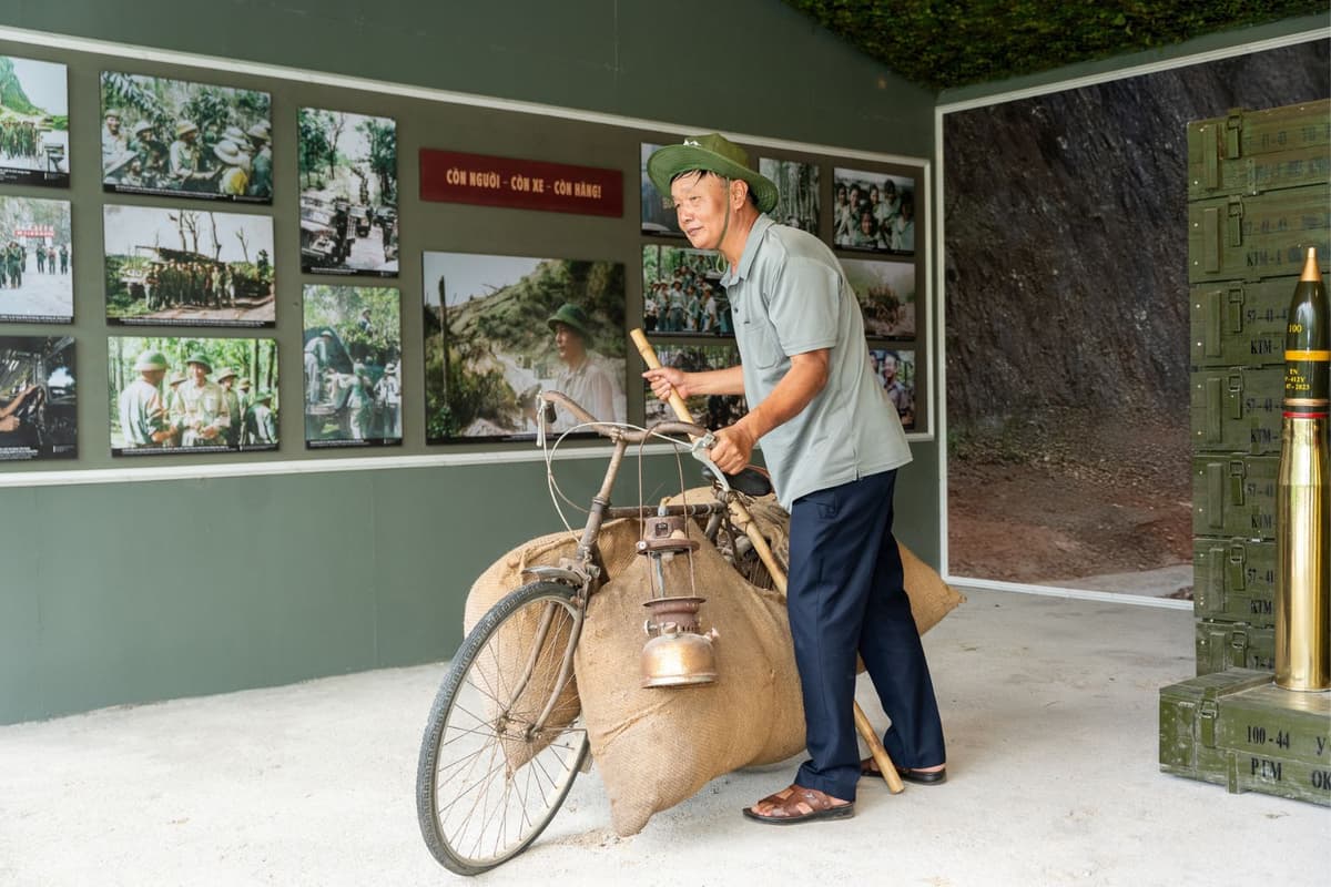 Khu trưng bày tư liệu chiến trường nằm dọc trên tuyền đường K