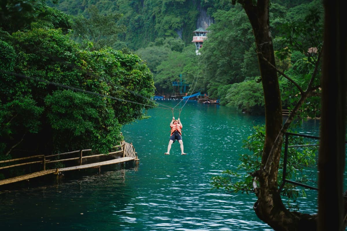 Du khách đu zipline khám phá Hang Tối