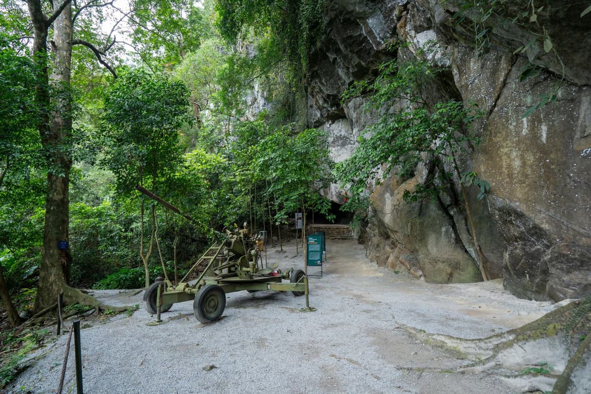 Hang Chỉ Huy nằm trong lòng hang đá, được bảo vệ kiên cố trước bom đạn của không quân Mỹ