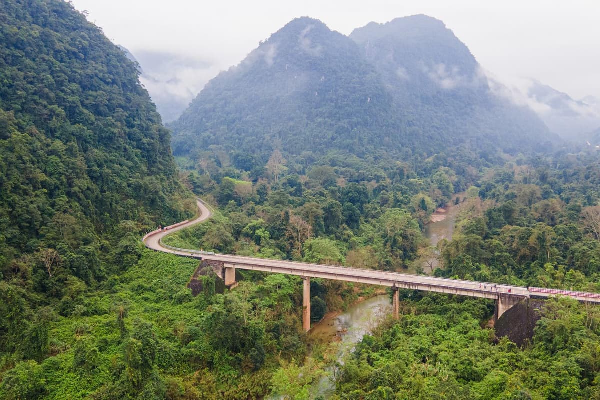 Quang cảnh nhìn từ cầu Trạ Ang, nơi gắn liền với huyền thoại xăng và máu