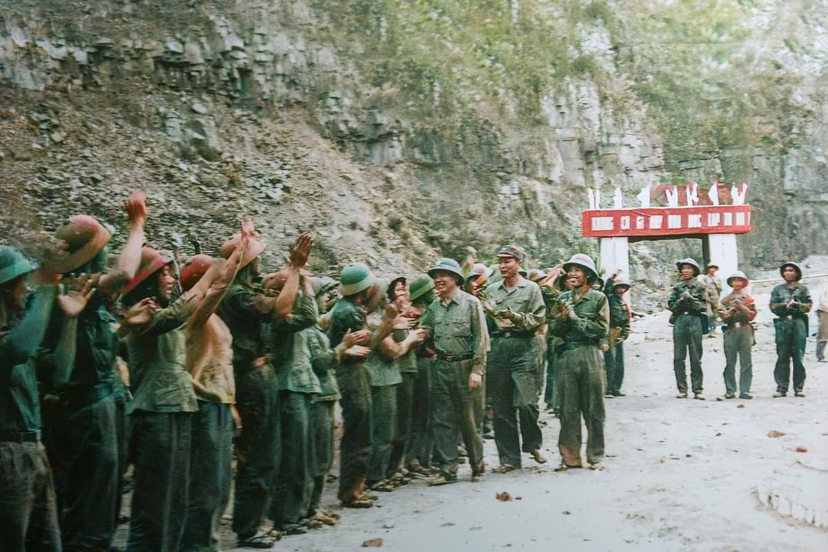 Đại tướng nhân dân Võ Nguyên Giáp đích thân đến chiến trường thăm hỏi, động viên, và truyền lửa cho các chiến sĩ