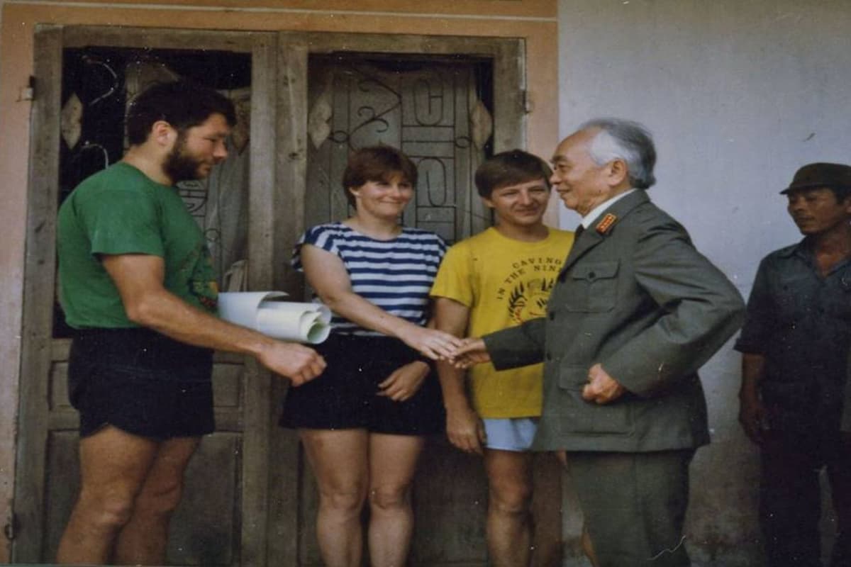 Đại Tướng Võ Nguyên Giáp gặp gỡ đoàn thám hiểm hang động Hoàng Gia Anh tại Quảng Bình (nay là Quảng Trị)