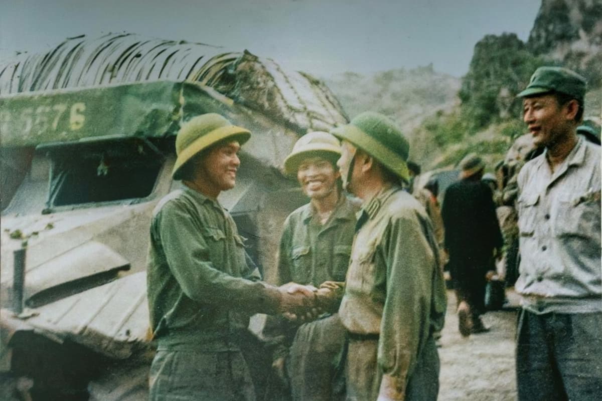 Người chiến sĩ trẻ tuổi không khỏi xúc động khi được gặp và bắt tay với Đại Tướng Võ Nguyên Giáp