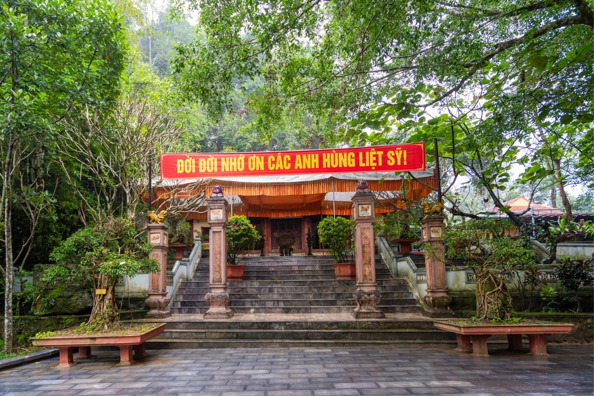 Hang Tám Cô và đền thờ Anh hùng Liệt sĩ đường 20 Quyết Thăng