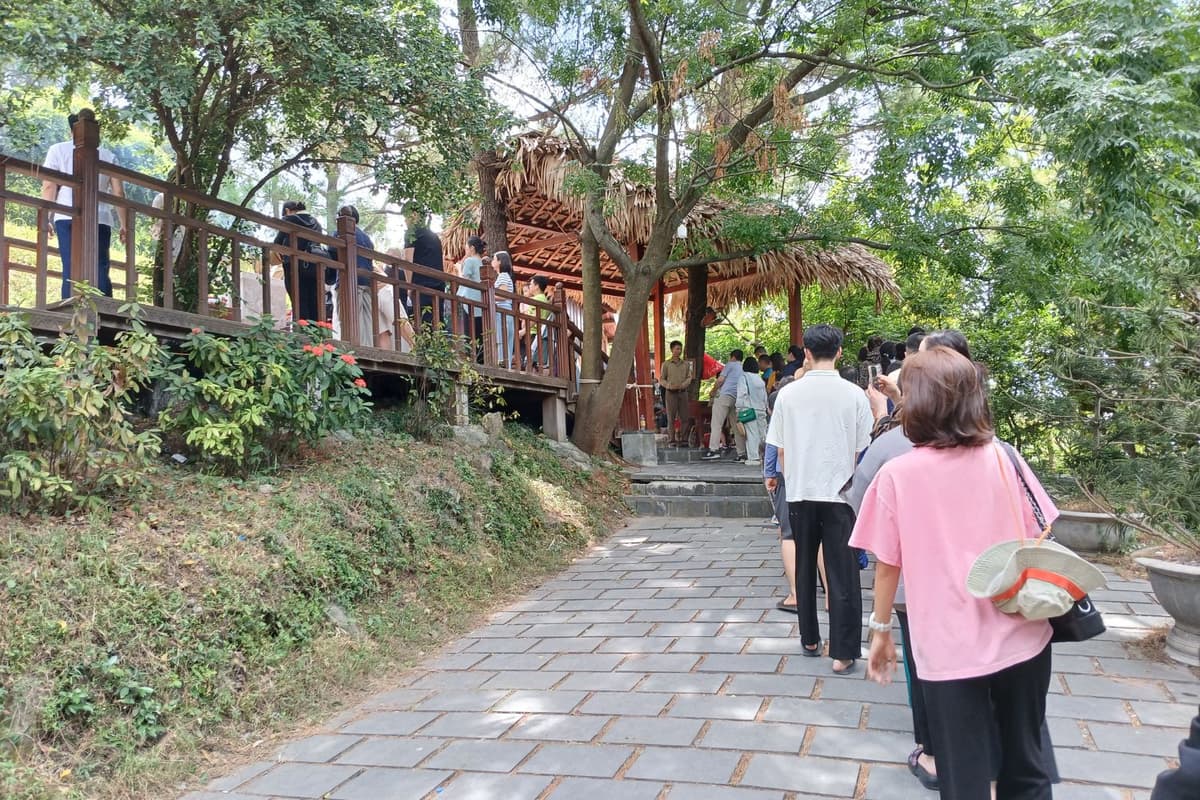 Du khách xếp hàng ngay ngắn chờ dâng hương lên mộ phần Đại Tướng