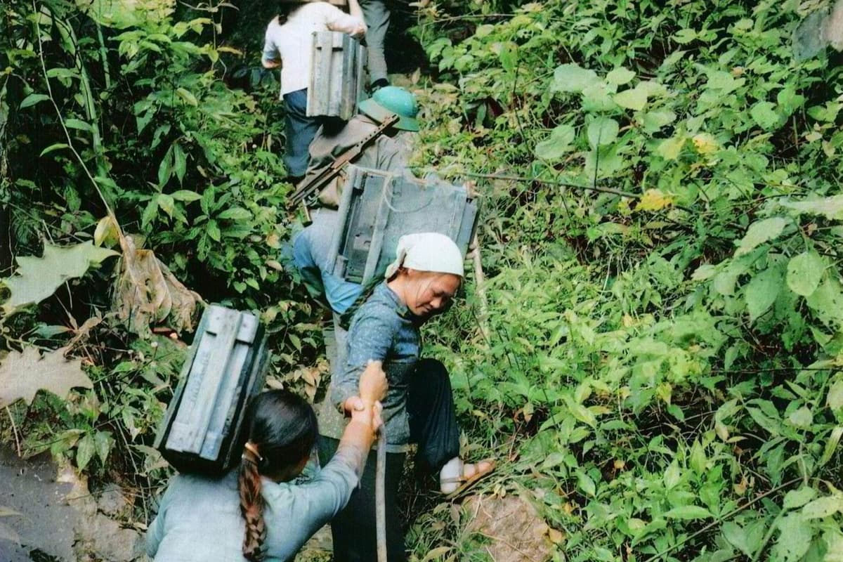 Những chiến sĩ thanh niên xung phong tải hàng, tải đạn bằng đôi vai nhỏ nhắn