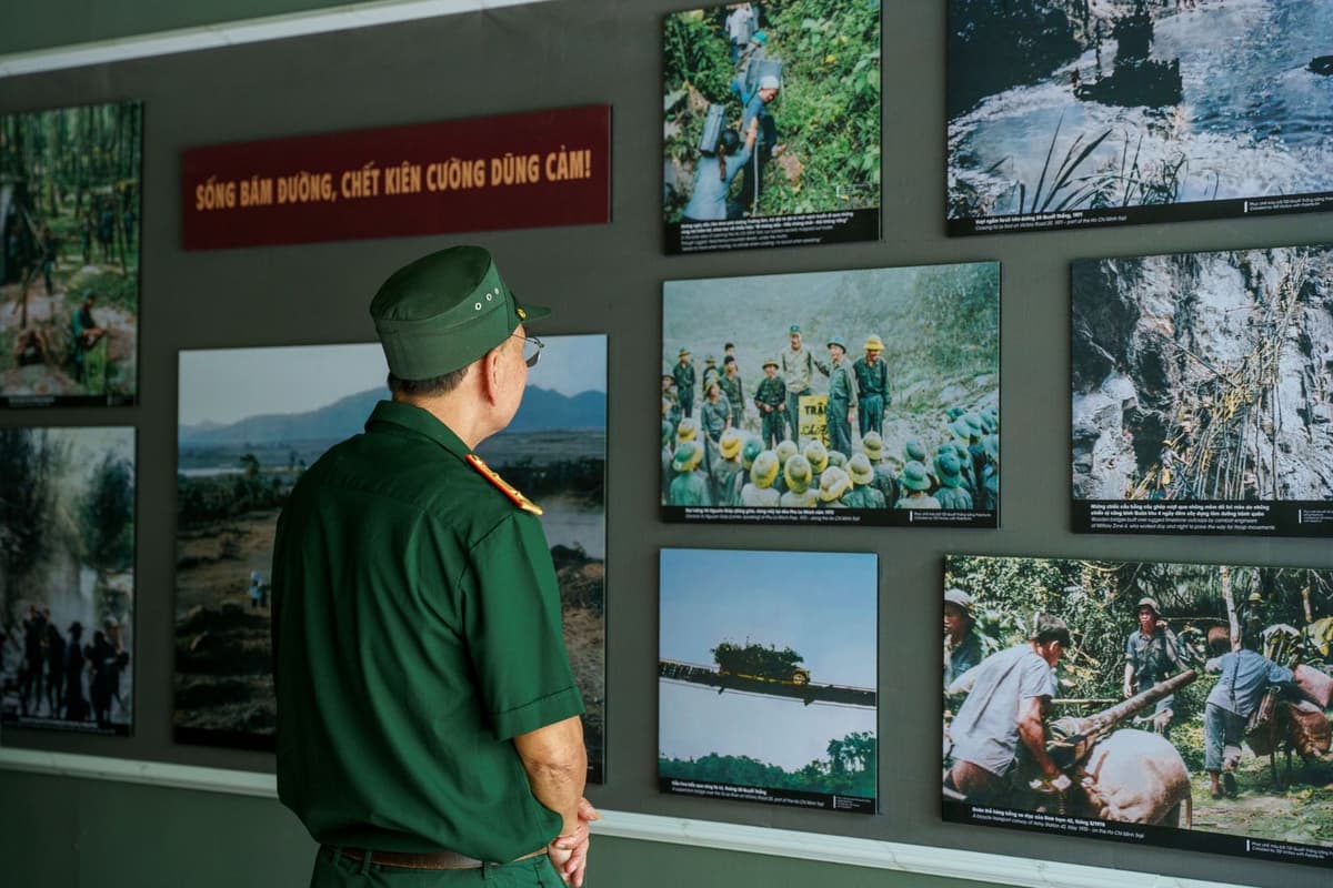 Đại Tướng Võ Nguyên Giáp cùng Tư Lệnh Đồng Sỹ Nguyên ở đường mòn Trường Sơn