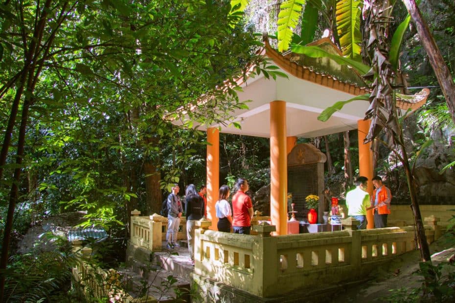 Miếu thờ Hang Y Tá được dựng lên ở nơi nữ y tá Nguyễn Thị Sặng an nghỉ để tưởng nhớ chị và các đồng đội C211