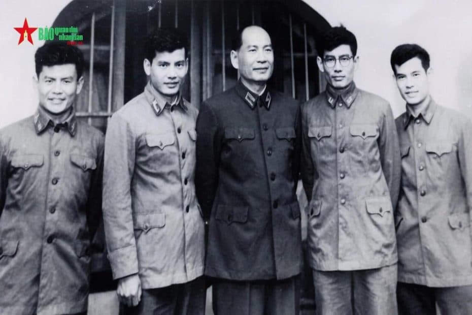 Thiếu tướng Võ Bẩm chụp ảnh cùng các cán bộ chiến sĩ
