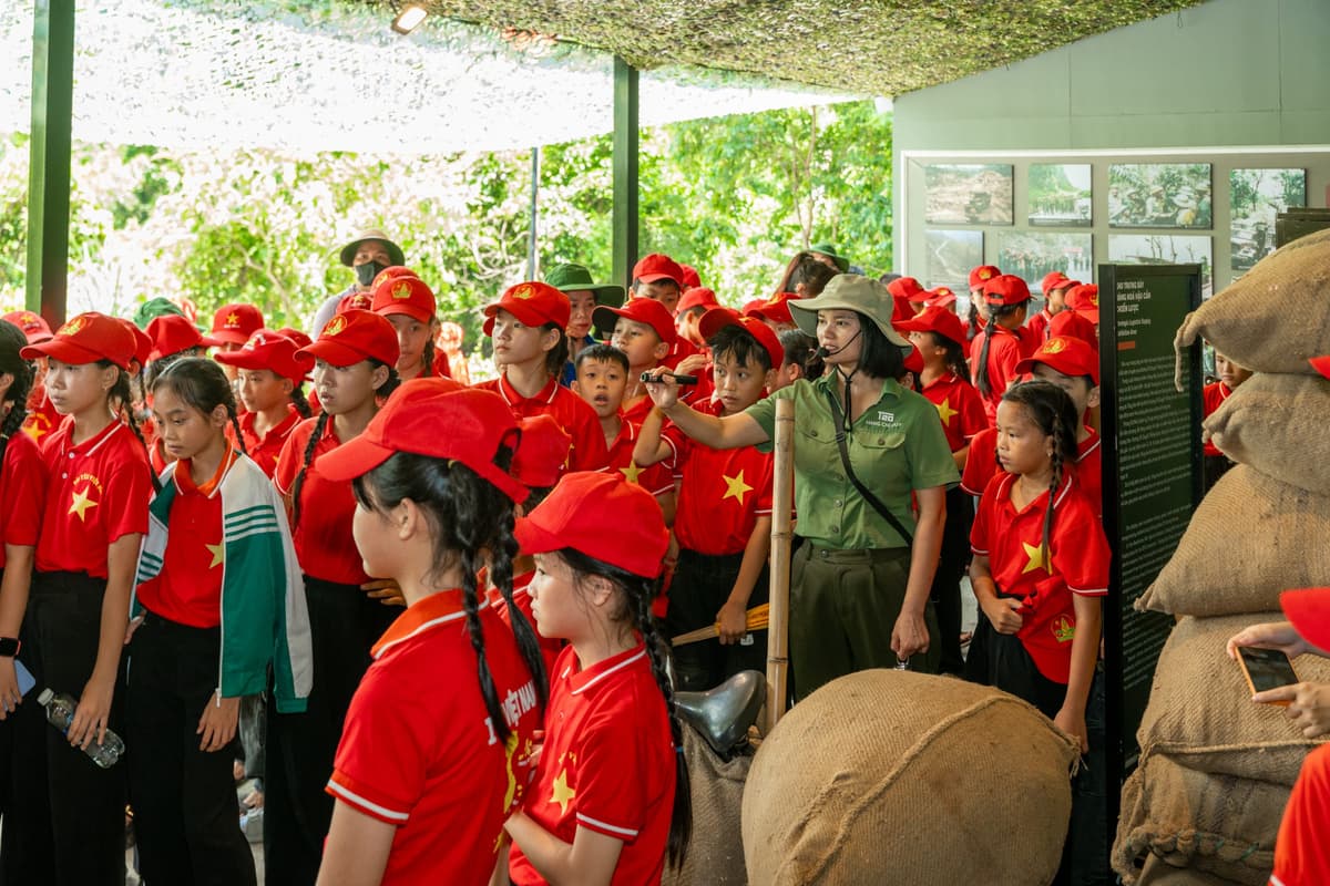Học sinh tham gia tour lịch sử về nguồn nghe thuyết minh tại không gian di tích