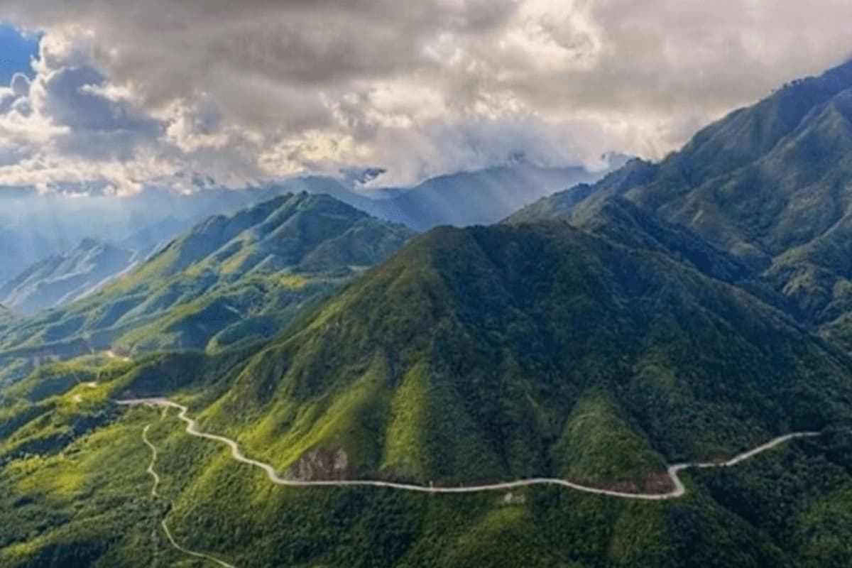Dãy Trường Sơn là nơi sinh sống của Sao la cùng nhiều loài thú quý hiếm khác như Thỏ vằn Trường Sơn, Chà vá chân nâu, Mang lớn và Mang Trường Sơn.