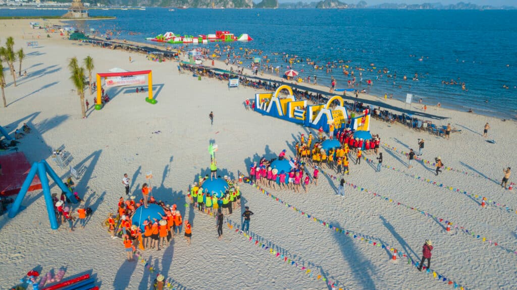 Học sinh tham gia các trò chơi teambuilding trên bãi biển giúp rèn luyện kỹ năng làm việc nhóm