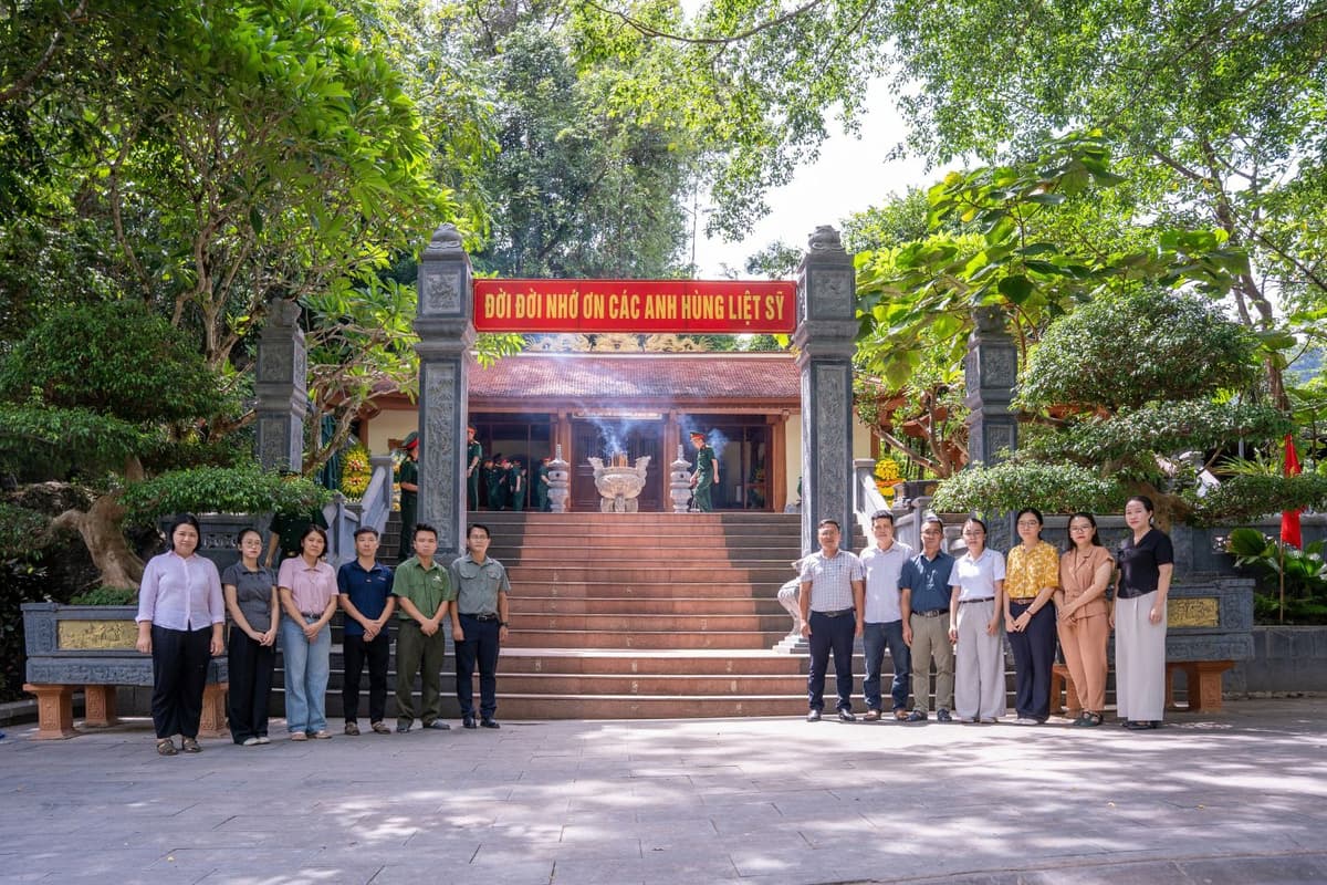Đoàn du khách viếng thăm Hang Tám Cô vào dịp Ngày Thương Thương Binh Liệt Sỹ 27/7