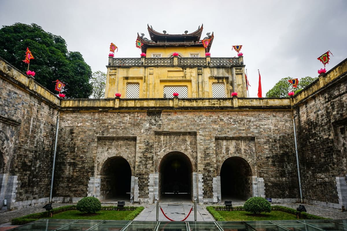 Di tích Hoàng Thành Thăng Long có niên đại hơn 1000 năm, gắn liền với 3 triều đại Lý - Trần - Lê