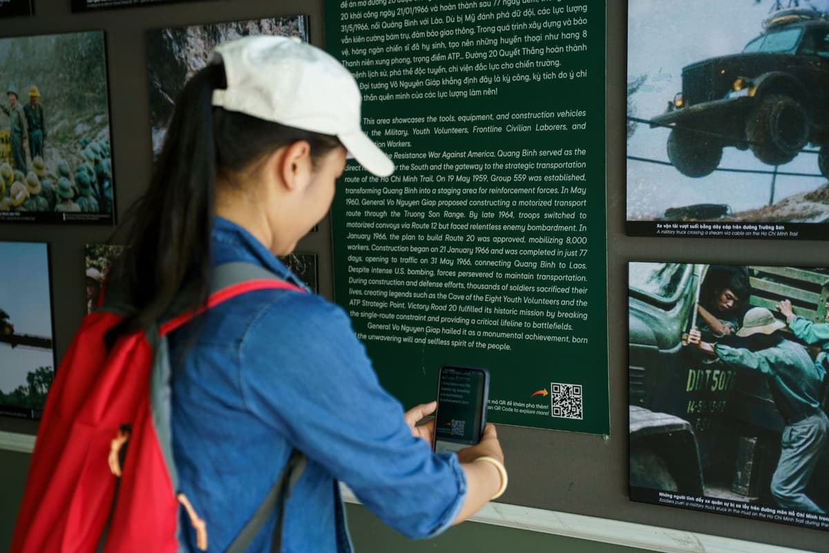 Du khách tham quan Hang Chỉ Huy có thể dễ dàng quét mã QR để tìm hiểu thông tin