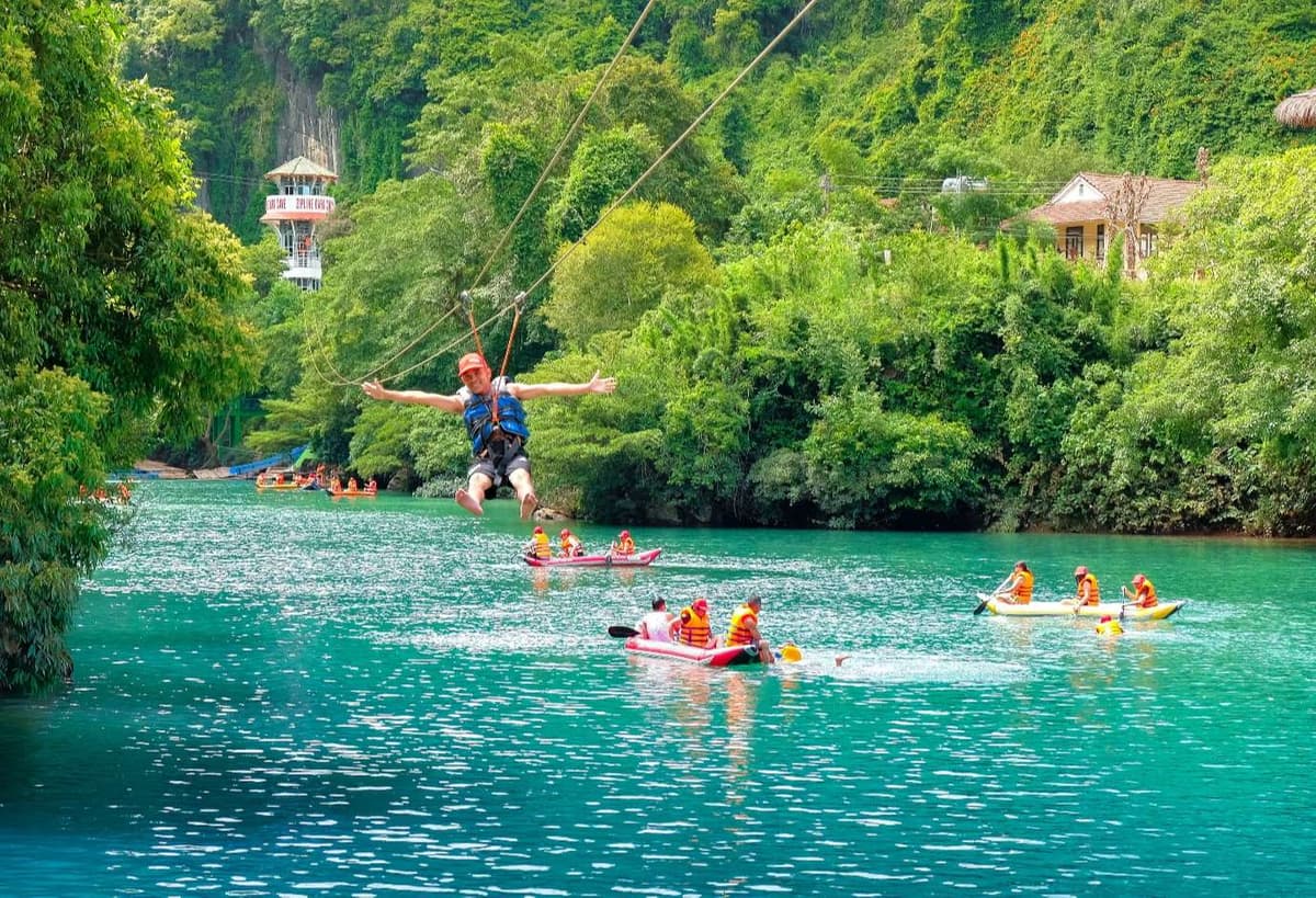 Trải nghiệm các hoạt động thể chất năng động như đu dây zipline và chèo thuyền tại Sông Chày Hang Tối