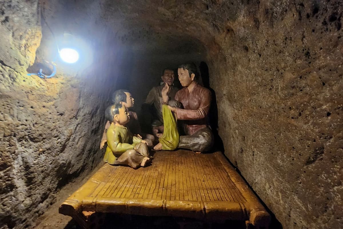 Trong gần 2.000 ngày đêm tồn tại, trong lòng địa đạo đã có 17 em bé chào đời. 