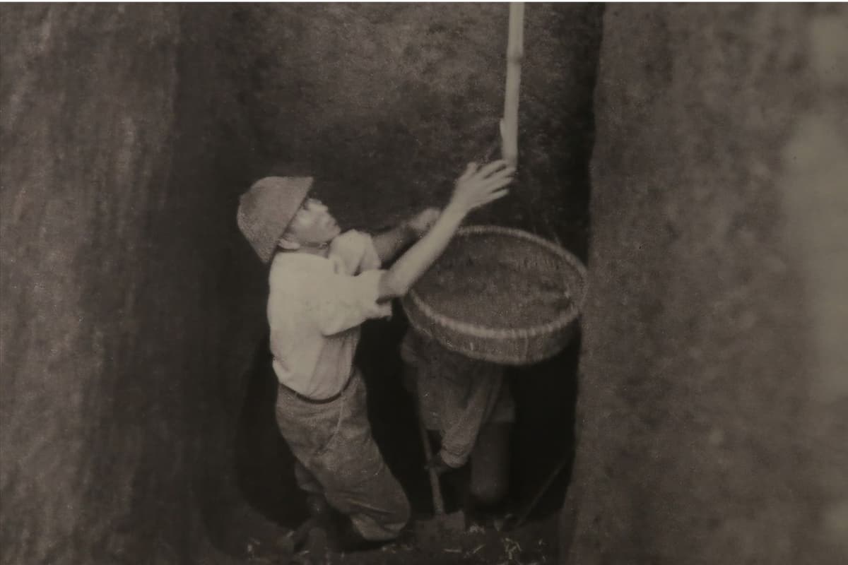 Hình ảnh quân và dân Vĩnh Linh tiến hành đào địa đạo Vịnh Mốc từ năm 1965. Nguồn: Trưng bày ở Khu bảo tàng địa đạo Vịnh Mốc. 