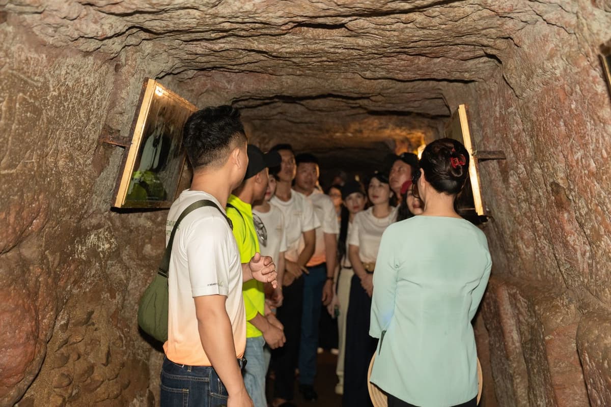 Du khách tham quan địa đạo Vịnh Mốc