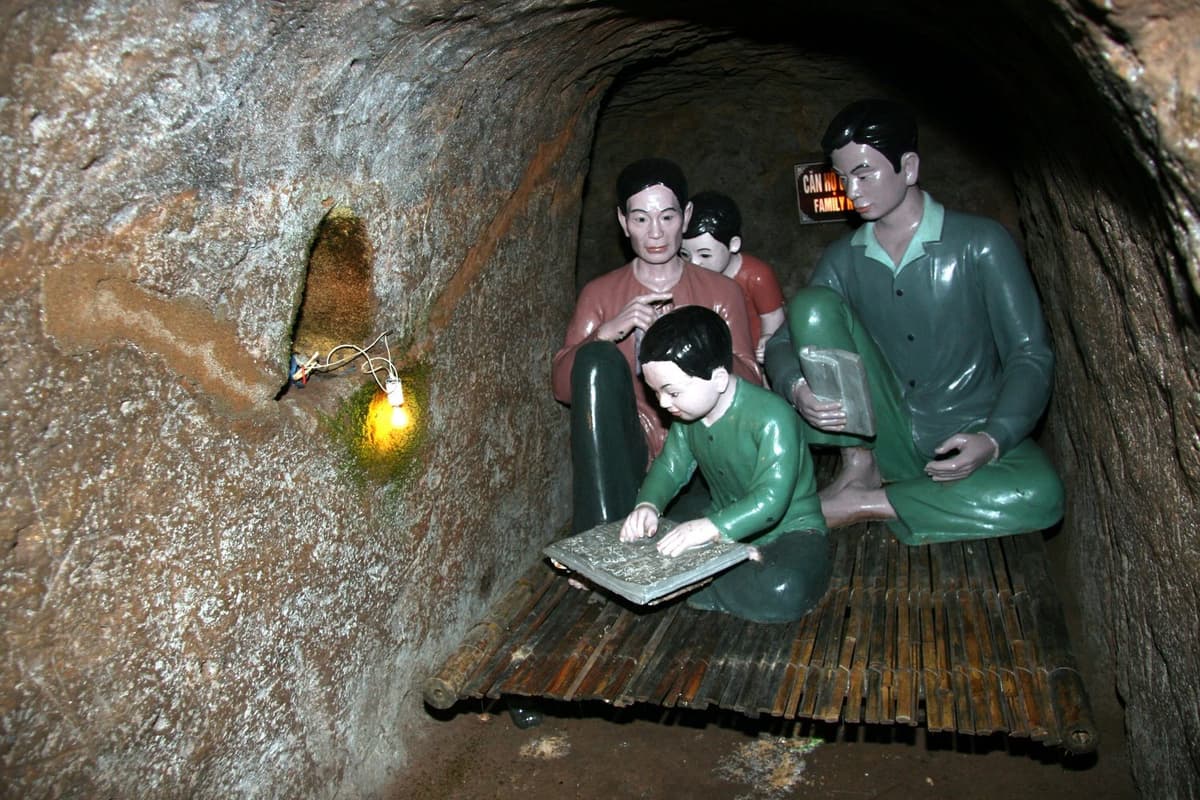 Để bảo đảm cho hàng trăm con người ăn, ở, sinh hoạt an toàn, tiện lợi, trong địa đạo Vịnh Mốc xây dựng nhiều căn hộ, mỗi căn hộ đủ chỗ cho 3 đến 4 người ở.